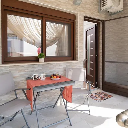 Ξενοδοχείο με διαμερίσματα Stavroula's Paradise House 4*